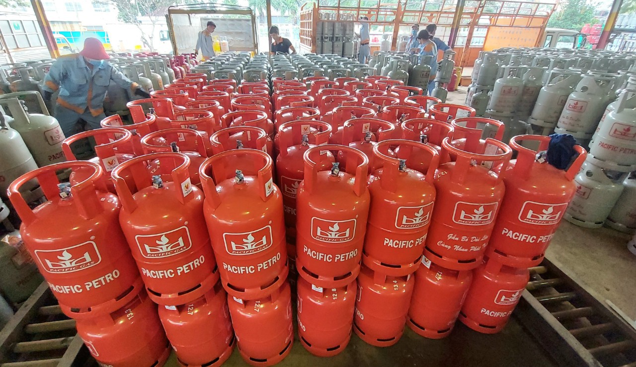 Giá gas tăng chóng mặt, người dân hoang mang